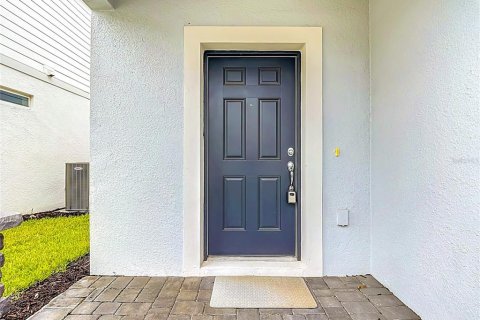 House in Davenport, Florida 5 bedrooms, 243.59 sq.m. № 2211571 - photo 3