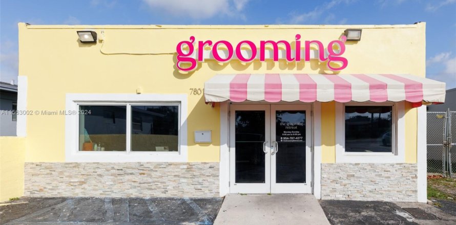 Commercial property in Pembroke Pines, Florida № 1984746