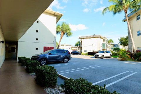 Condominio en alquiler en Lauderhill, Florida, 2 dormitorios, 80.36 m2 № 1188795 - foto 1