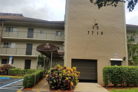 Condo in Lauderhill, Florida, 2 bedrooms № 1993974 - photo 3