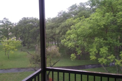 Condo in Lauderhill, Florida, 2 bedrooms № 1993974 - photo 16