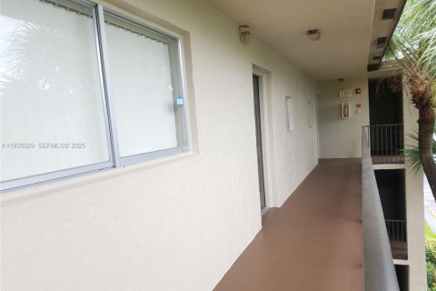 Condo in Lauderhill, Florida, 2 bedrooms № 1993974 - photo 8