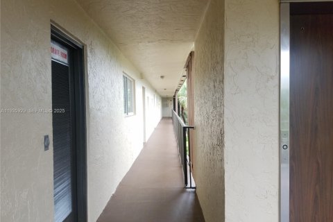 Condo in Lauderhill, Florida, 2 bedrooms № 1993974 - photo 7