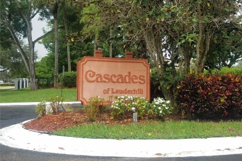 Condo in Lauderhill, Florida, 2 bedrooms № 1993974 - photo 1