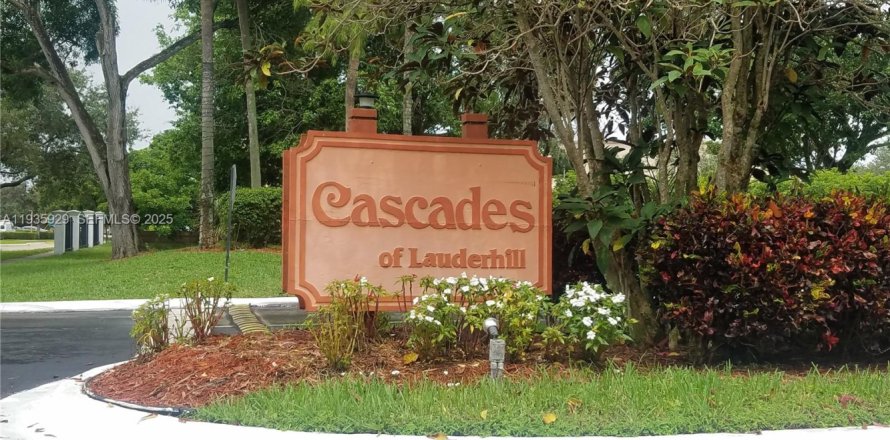 Condo in Lauderhill, Florida, 2 bedrooms № 1993974