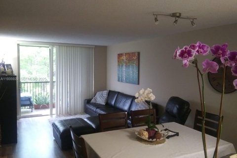 Condo in Lauderhill, Florida, 2 bedrooms № 1993974 - photo 19