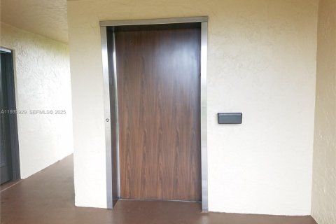 Condo in Lauderhill, Florida, 2 bedrooms № 1993974 - photo 6