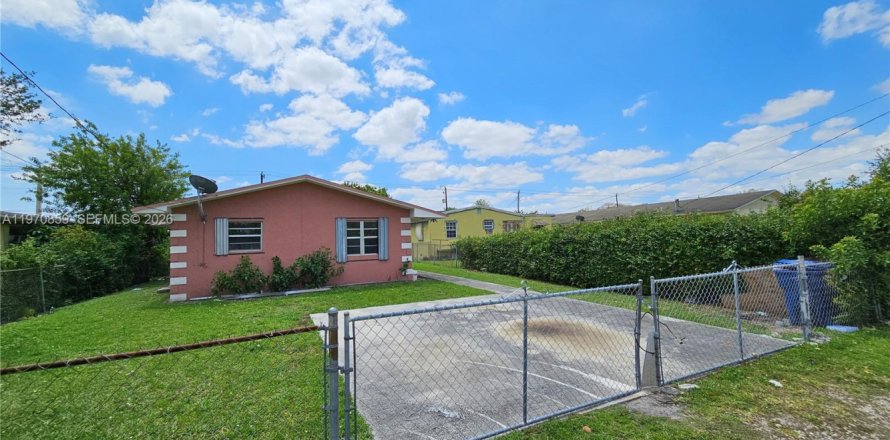 House in Miami, Florida 2 bedrooms, 120.77 sq.m. № 2031474