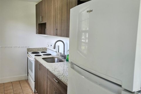 House in Miami, Florida 2 bedrooms, 120.77 sq.m. № 2031474 - photo 3