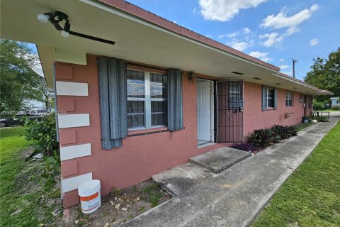 House in Miami, Florida 2 bedrooms, 120.77 sq.m. № 2031474 - photo 2