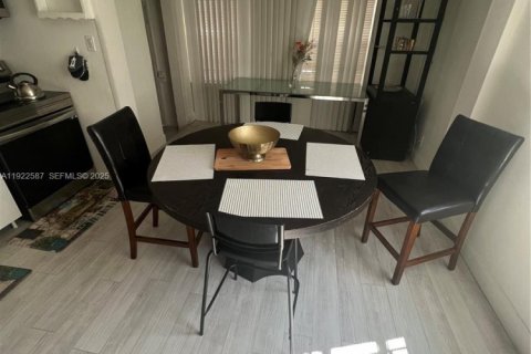 House in Hallandale Beach, Florida 2 bedrooms, 74.79 sq.m. № 2019046 - photo 2