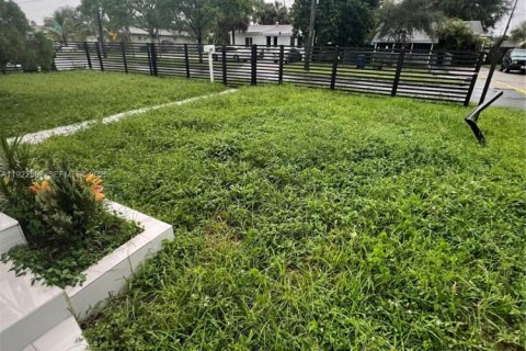 House in Hallandale Beach, Florida 2 bedrooms, 74.79 sq.m. № 2019046 - photo 6