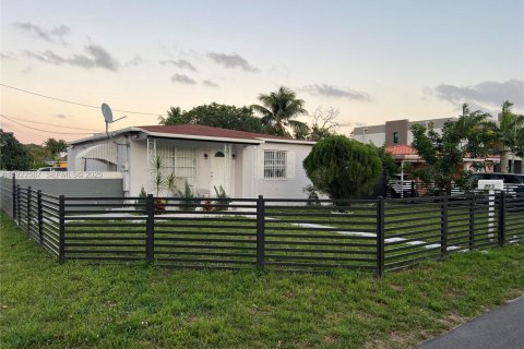 House in Hallandale Beach, Florida 2 bedrooms, 74.79 sq.m. № 2019046