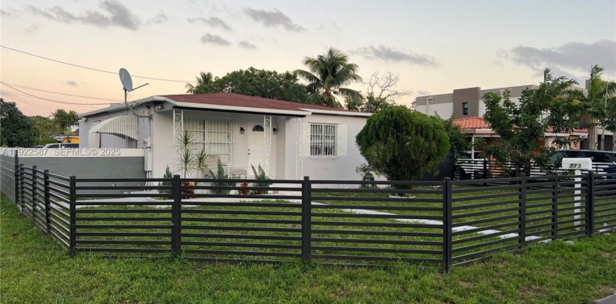 House in Hallandale Beach, Florida 2 bedrooms, 74.79 sq.m. № 2019046