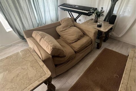 House in Hallandale Beach, Florida 2 bedrooms, 74.79 sq.m. № 2019046 - photo 4