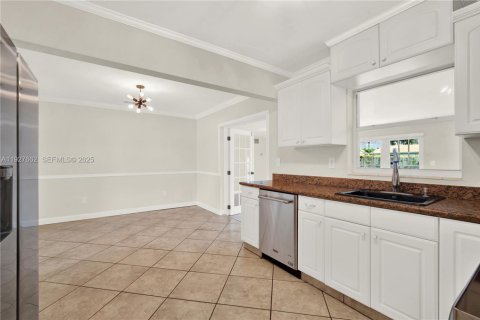 Villa ou maison à louer à Palmetto Bay, Floride: 4 chambres, 181.07 m2 № 1987993 - photo 14