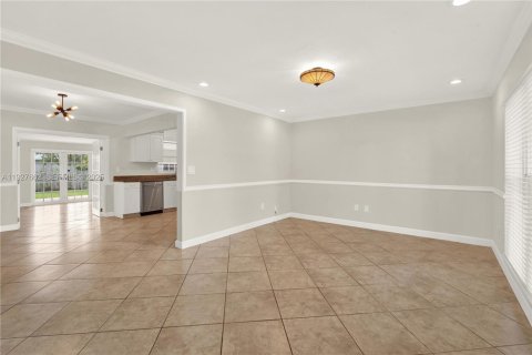 Villa ou maison à louer à Palmetto Bay, Floride: 4 chambres, 181.07 m2 № 1987993 - photo 4