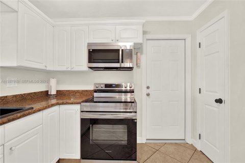 Villa ou maison à louer à Palmetto Bay, Floride: 4 chambres, 181.07 m2 № 1987993 - photo 12