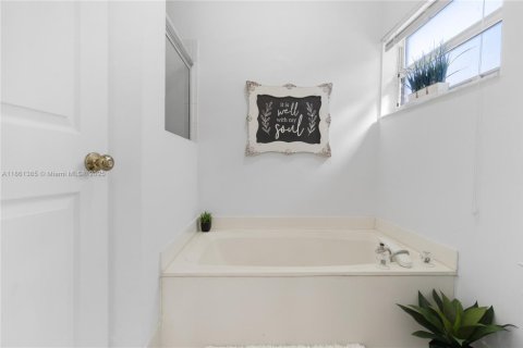 House in Pembroke Pines, Florida 3 bedrooms, 135.82 sq.m. № 1891899 - photo 30
