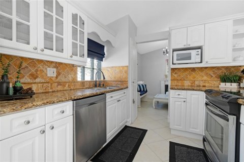 House in Pembroke Pines, Florida 3 bedrooms, 135.82 sq.m. № 1891899 - photo 11