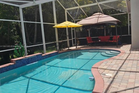 House in Pembroke Pines, Florida 3 bedrooms, 135.82 sq.m. № 1891899 - photo 19