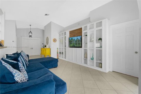 House in Pembroke Pines, Florida 3 bedrooms, 135.82 sq.m. № 1891899 - photo 5