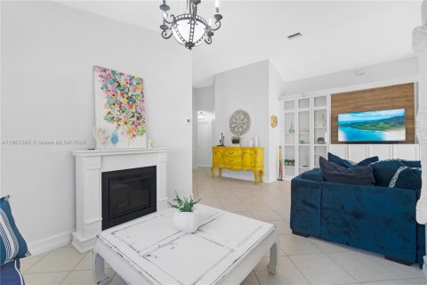 House in Pembroke Pines, Florida 3 bedrooms, 135.82 sq.m. № 1891899 - photo 8