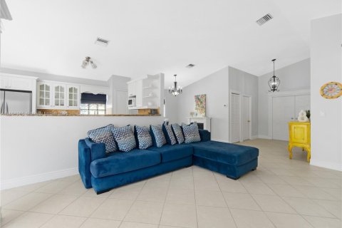 House in Pembroke Pines, Florida 3 bedrooms, 135.82 sq.m. № 1891899 - photo 4