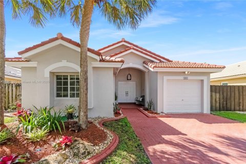 House in Pembroke Pines, Florida 3 bedrooms, 135.82 sq.m. № 1891899 - photo 1
