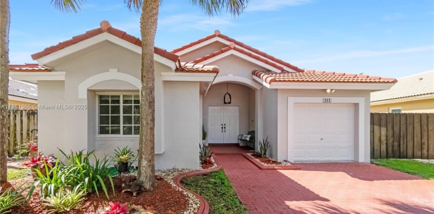 House in Pembroke Pines, Florida 3 bedrooms, 135.82 sq.m. № 1891899
