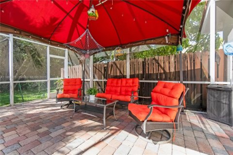 House in Pembroke Pines, Florida 3 bedrooms, 135.82 sq.m. № 1891899 - photo 23