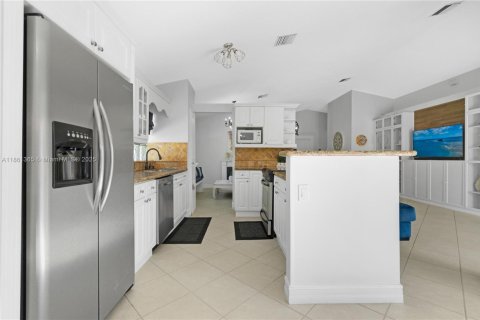 House in Pembroke Pines, Florida 3 bedrooms, 135.82 sq.m. № 1891899 - photo 12