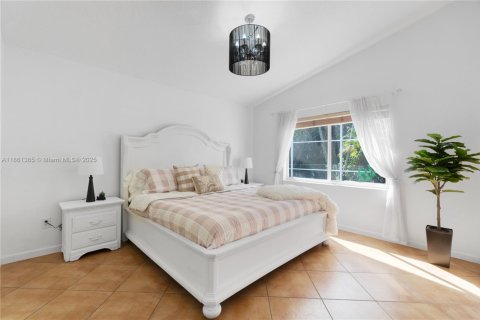 House in Pembroke Pines, Florida 3 bedrooms, 135.82 sq.m. № 1891899 - photo 24