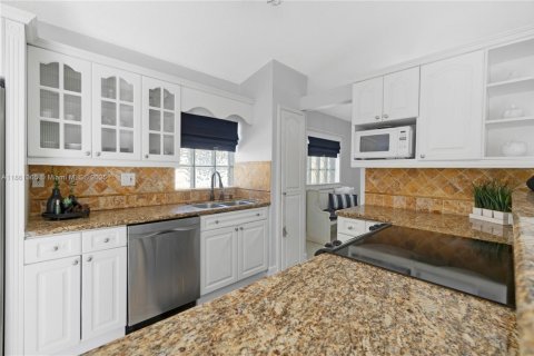 House in Pembroke Pines, Florida 3 bedrooms, 135.82 sq.m. № 1891899 - photo 10