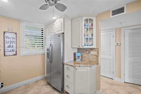 Condo in Jensen Beach, Florida, 1 bedroom  № 1860535 - photo 17