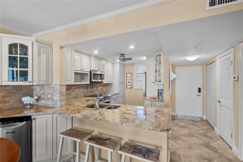 Condo in Jensen Beach, Florida, 1 bedroom  № 1860535 - photo 15