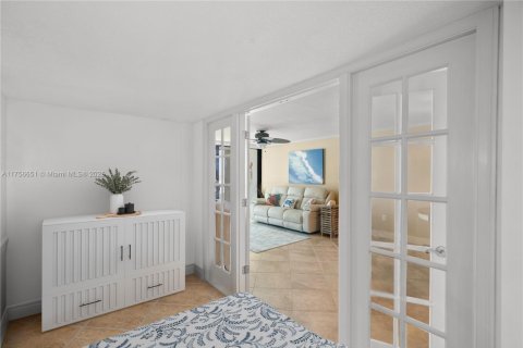 Condo in Jensen Beach, Florida, 1 bedroom  № 1860535 - photo 22