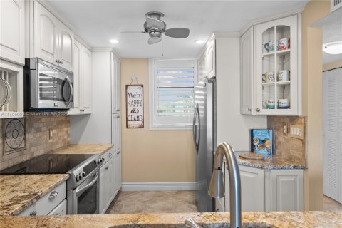 Condo in Jensen Beach, Florida, 1 bedroom  № 1860535 - photo 16