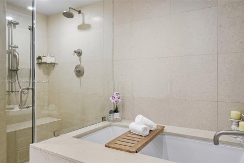 Condo in Miami Beach, Florida, 2 bedrooms  № 2013306 - photo 25