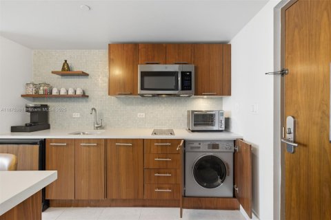 Condo in Miami Beach, Florida, 2 bedrooms  № 2013306 - photo 12