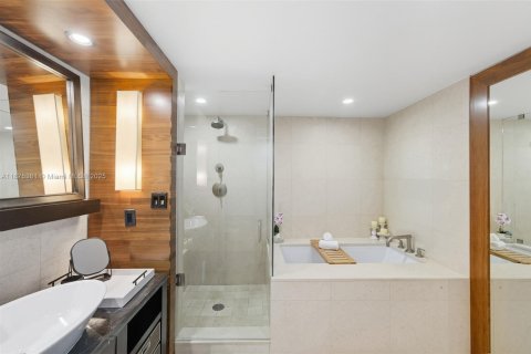 Condo in Miami Beach, Florida, 2 bedrooms  № 2013306 - photo 5