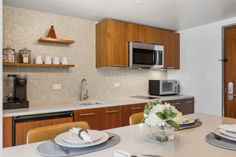 Condo in Miami Beach, Florida, 2 bedrooms  № 2013306 - photo 14