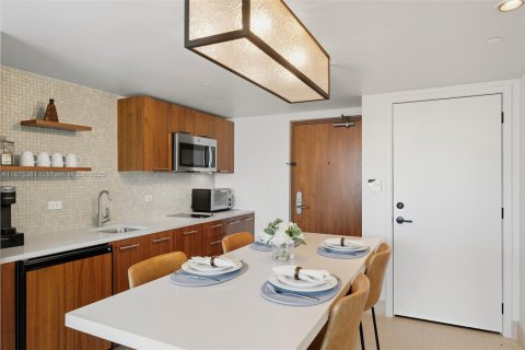 Condo in Miami Beach, Florida, 2 bedrooms  № 2013306 - photo 11