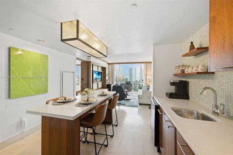Condo in Miami Beach, Florida, 2 bedrooms  № 2013306 - photo 13