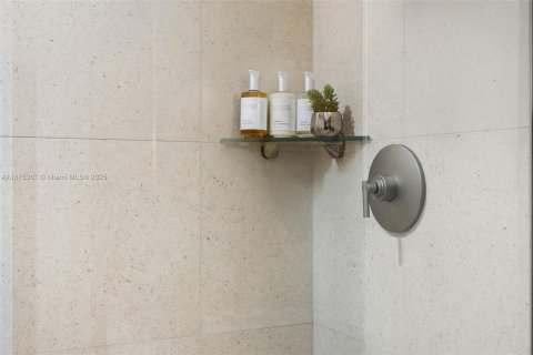 Condo in Miami Beach, Florida, 2 bedrooms  № 2013306 - photo 27