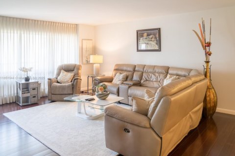 Condo in Lauderdale-by-the-Sea, Florida, 3 bedrooms  № 1855272 - photo 18