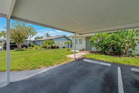 Condo in Sun City Center, Florida, 1 bedroom  № 1866053 - photo 14