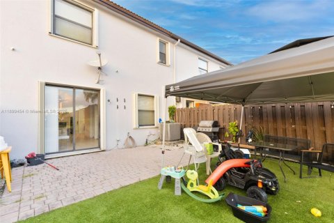 Townhouse in Doral, Florida 4 bedrooms, 177.63 sq.m. № 2015961 - photo 16