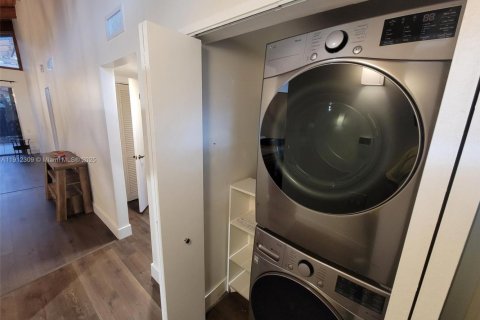 Townhouse in Miami, Florida 2 bedrooms, 100.33 sq.m. № 1968279 - photo 7