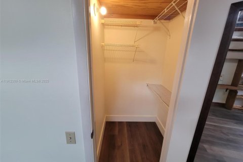 Townhouse in Miami, Florida 2 bedrooms, 100.33 sq.m. № 1968279 - photo 16